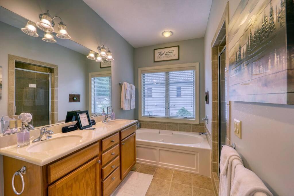 Bucket List Views Sugar Mountain Private Condo - 2Bed, 2Bath, Sleeps 6, Panoramic Views Of Mountains From Large Deck, Short Drive To Shopping, Restaurants, Cafes & Banner Elk Town المظهر الخارجي الصورة